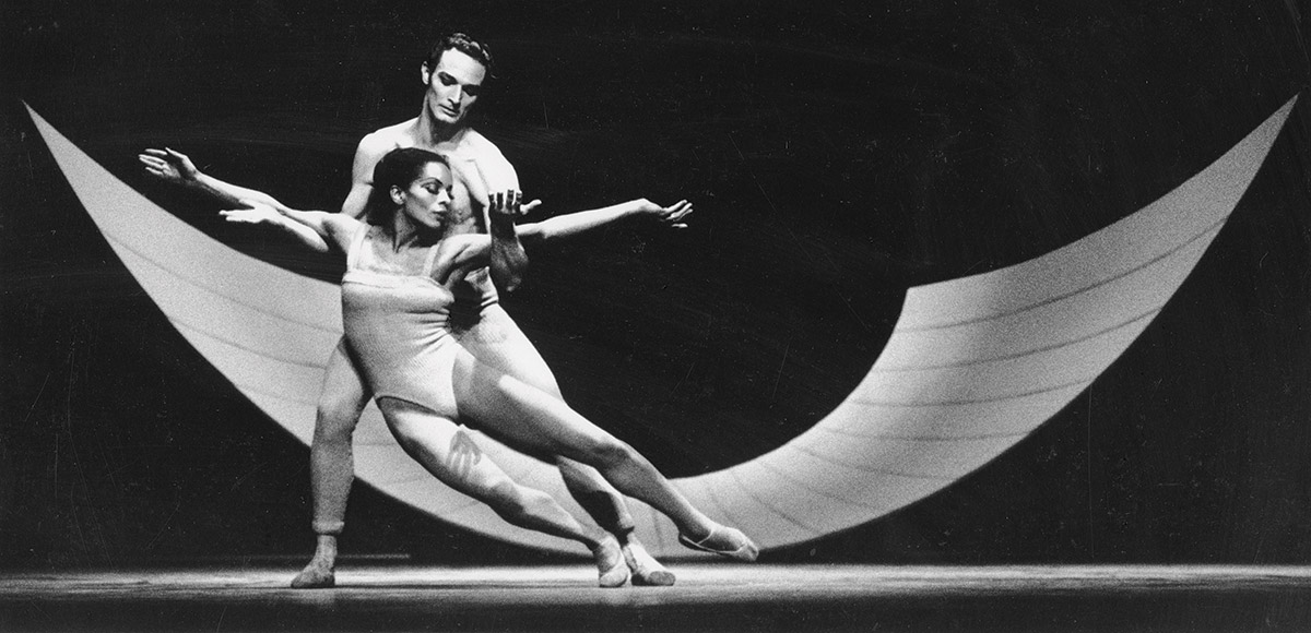 Hinkson performed with Scott Douglas in Ricercare in 1966. After leaving the UW, she became one of the nation’s leading dancers. JACK MITCHELL/GETTY IMAGES